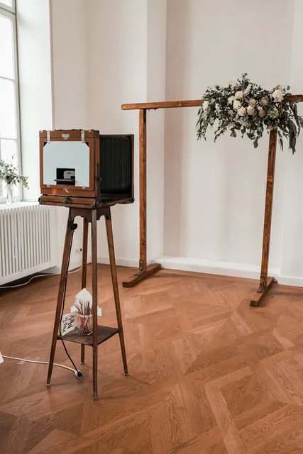 Die echte Vintage-Box im hellen Innenraum neben Blumen.